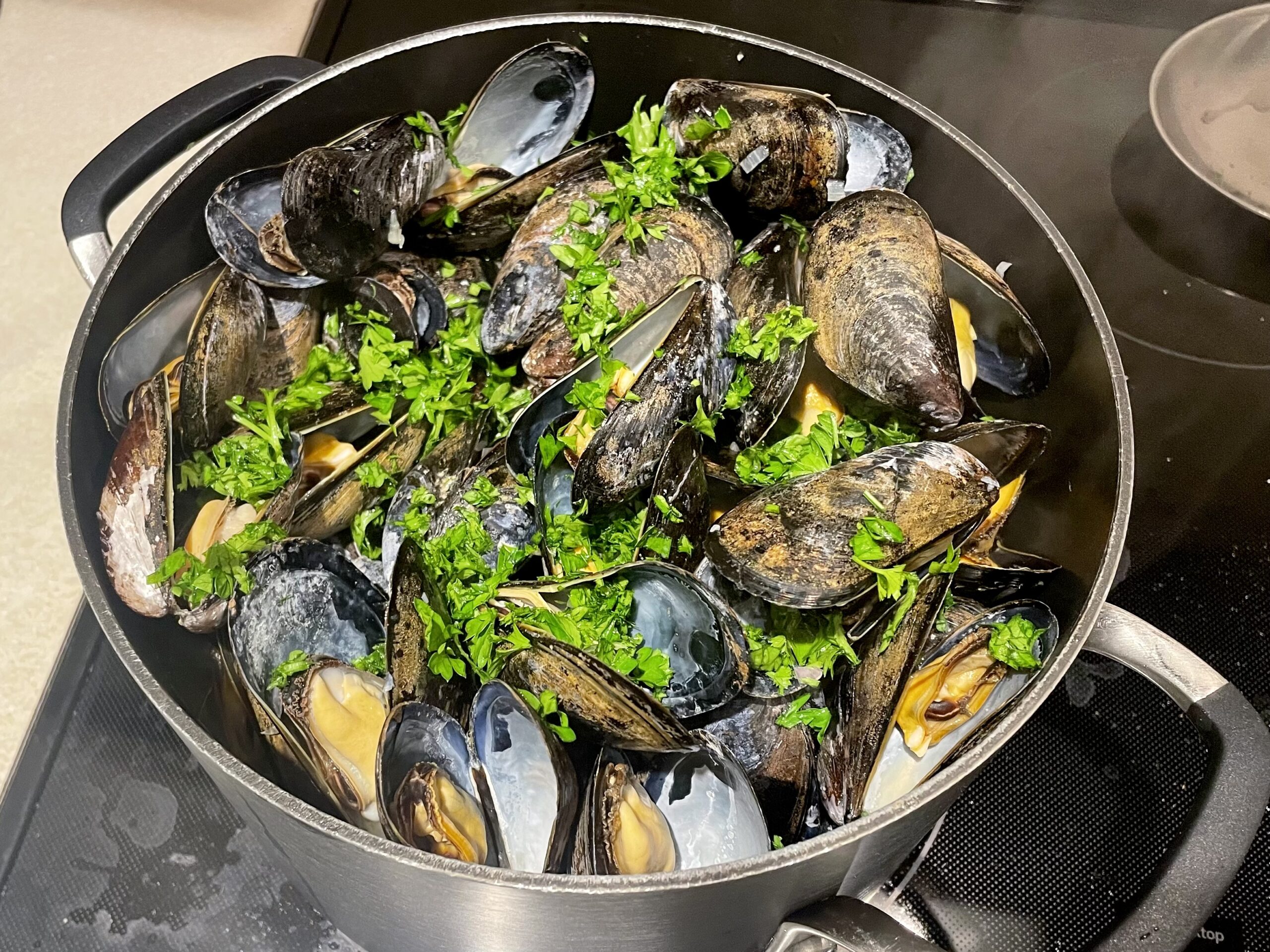 Steamed Mussels in Garlic and White Wine