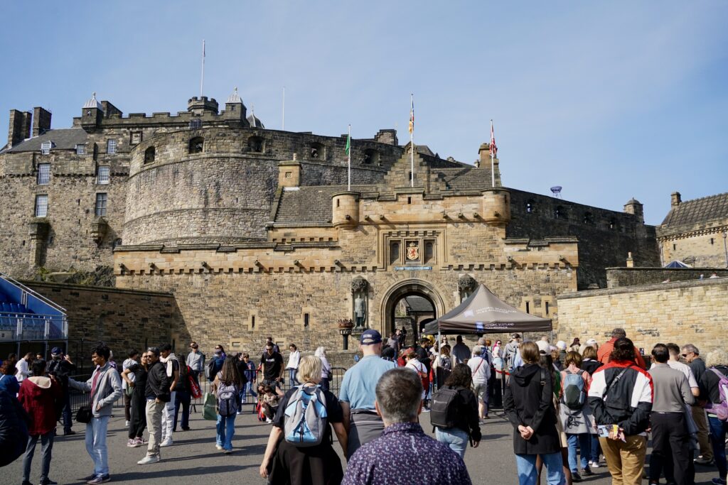 The entrance of Edinburgh Castle crowded with visitors